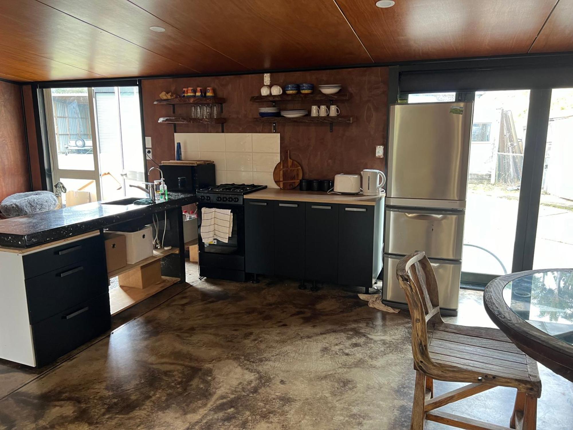 Self Contained Open Shed Space Wainui  エクステリア 写真