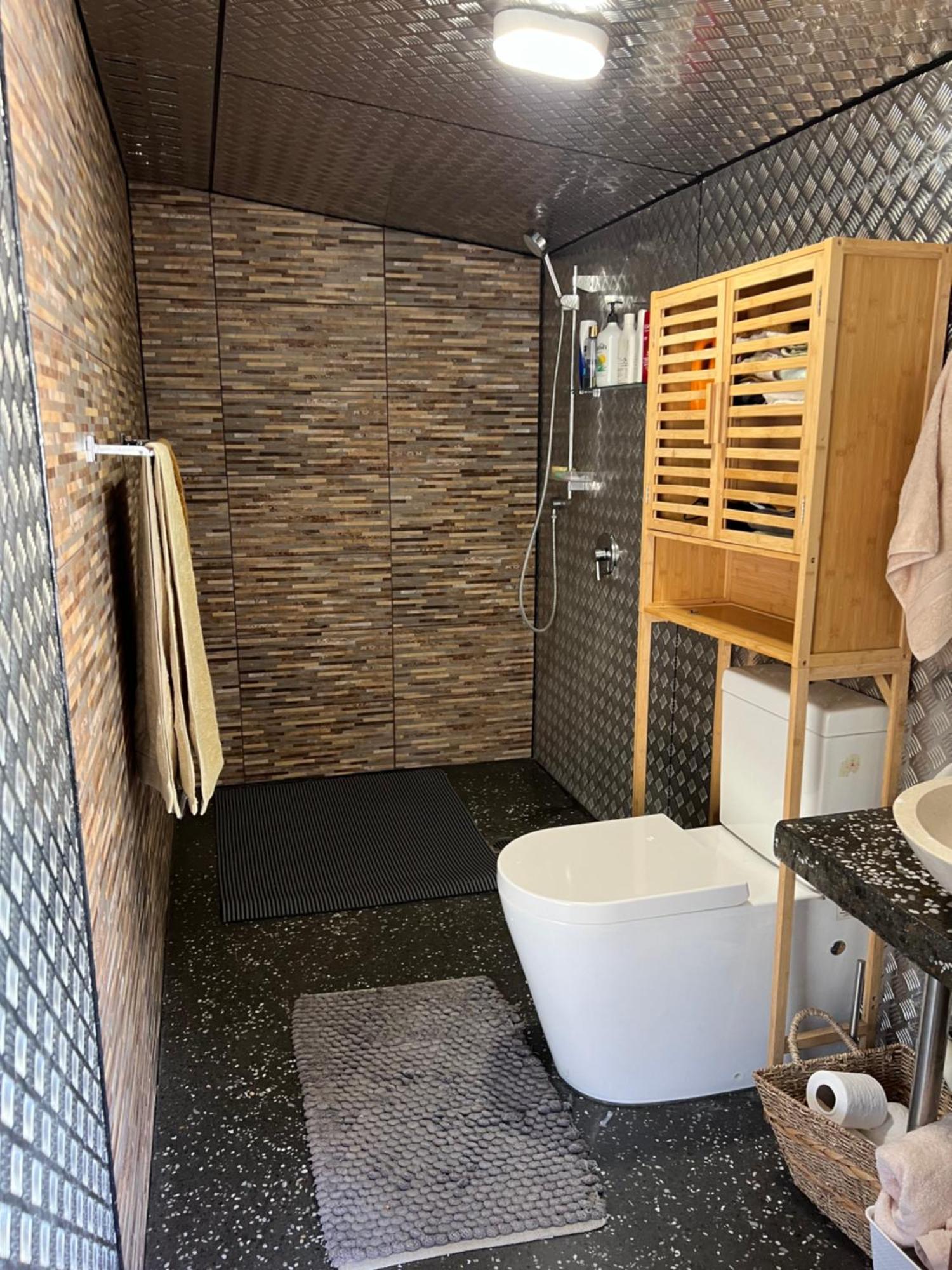 Self Contained Open Shed Space Wainui  エクステリア 写真