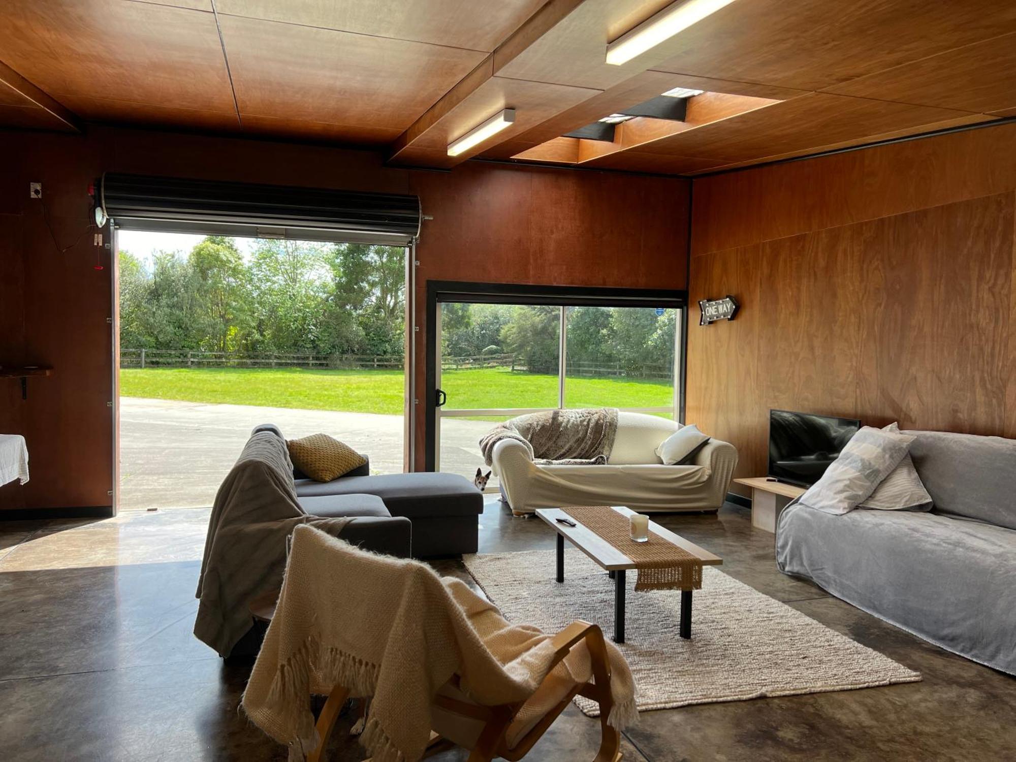 Self Contained Open Shed Space Wainui  エクステリア 写真